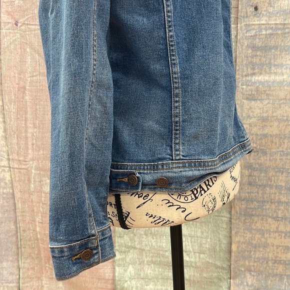 - Real good condition Woman’s Old Navy jean jacket. Size is medium. - Picture 10 of 16